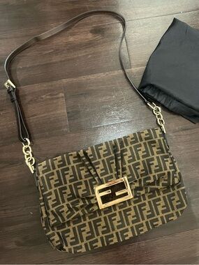 ✨ Stunning Fendi Convertible Bag – Gold Hardware – Like New Condition ✨